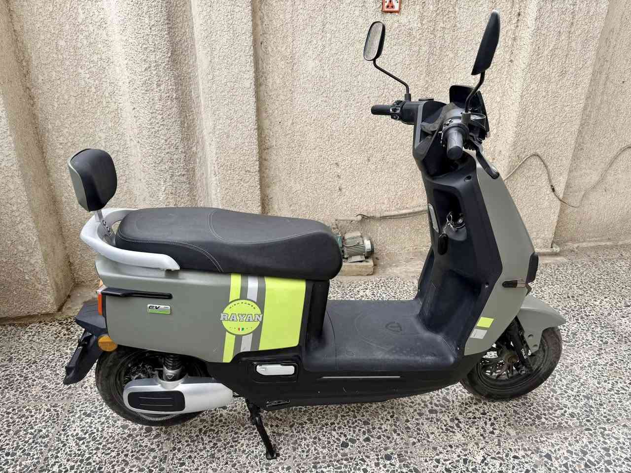 السلام عليكم
🔴 دراجة كهربائية RAYAN 🔴
مكفولة من كلشي
🟥استخدام شخصي قليل تكدر تفحص وتتاكد

مواصفات الدراجة 
بطارية : عدد 6 حجم 72V*23A
السرعة : 50KM/H
المسافة : 65KM 
عدد السرع : 3 
حجم الملف : 1200W
نوع البريك : هايدروليك 
نوع الاطار : جوبلس قياس 10*300 
*مساحة تخزين كبيرة تحت المقعد 

السعر750 وبيه مجال للشراي
للاستفسار ***********
