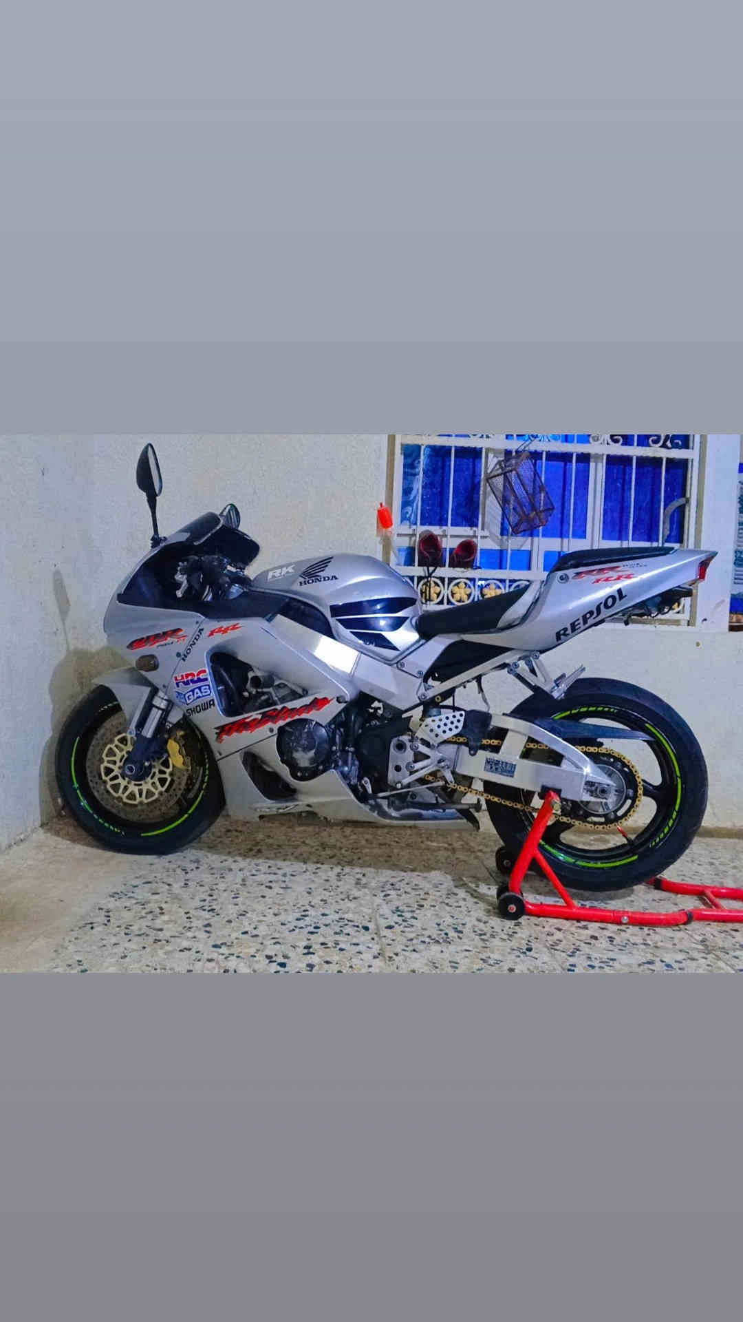 CBR RR 929 هوندى 
السلام عليكم 
دراجه هونداى مبدل طابوكه 
الدراجه ناعمه وحلوه اوراق وكمرك مدفوع 
17 ورقه وبيه مجال شراي اتصل ***********
