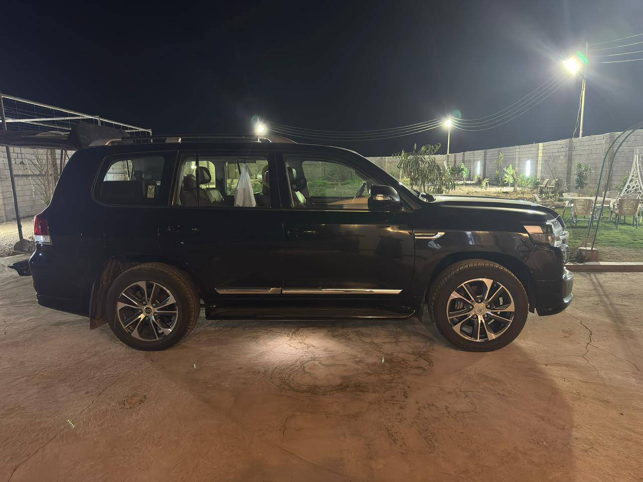 لاندكروز 2020
GXR بحريني
٦ سلندر
ماشية ١٠٠ 
مكفولة من الصبغ والحار
السعر ٦٠ الف دولار وبيع مجال 
الاتصال ع الرقم ***********
