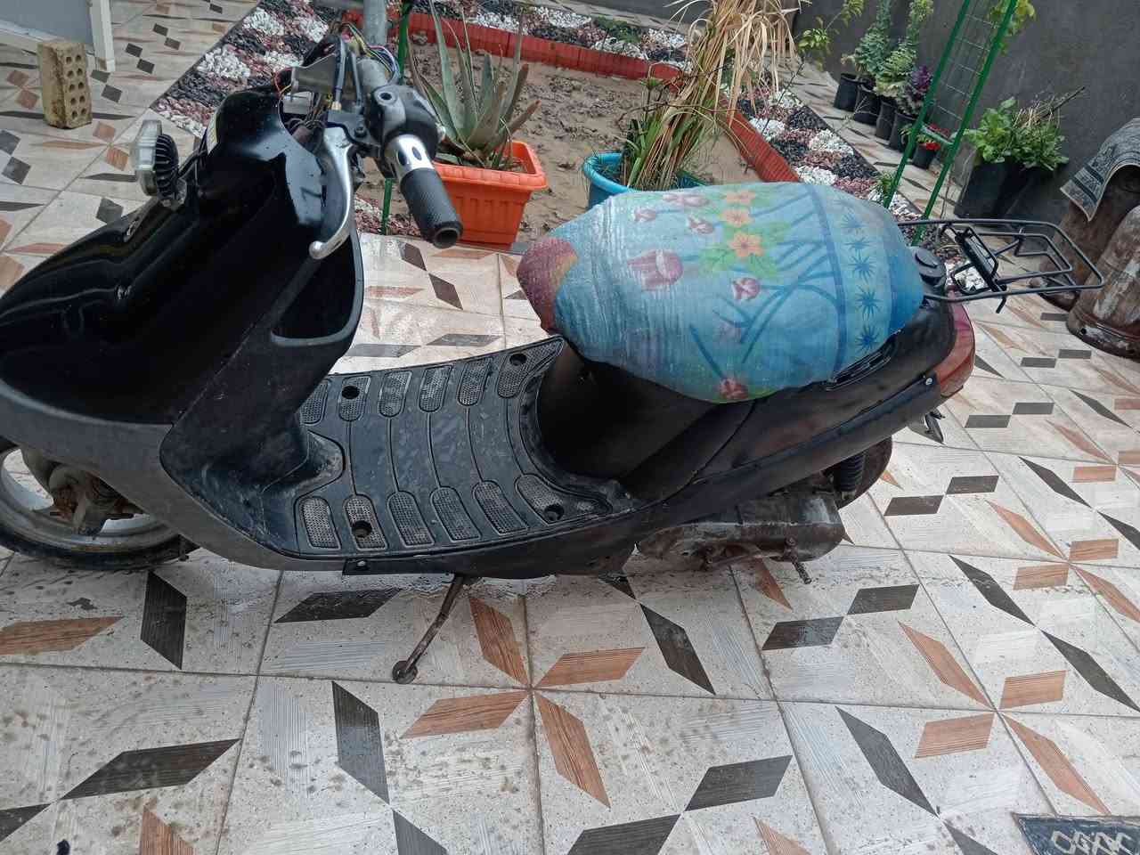 السلام عليكم دراجه بطه خطين النقص البيه كدامك نضيفه السعر ١٥٠ وبيه مجال رقمي ***********
