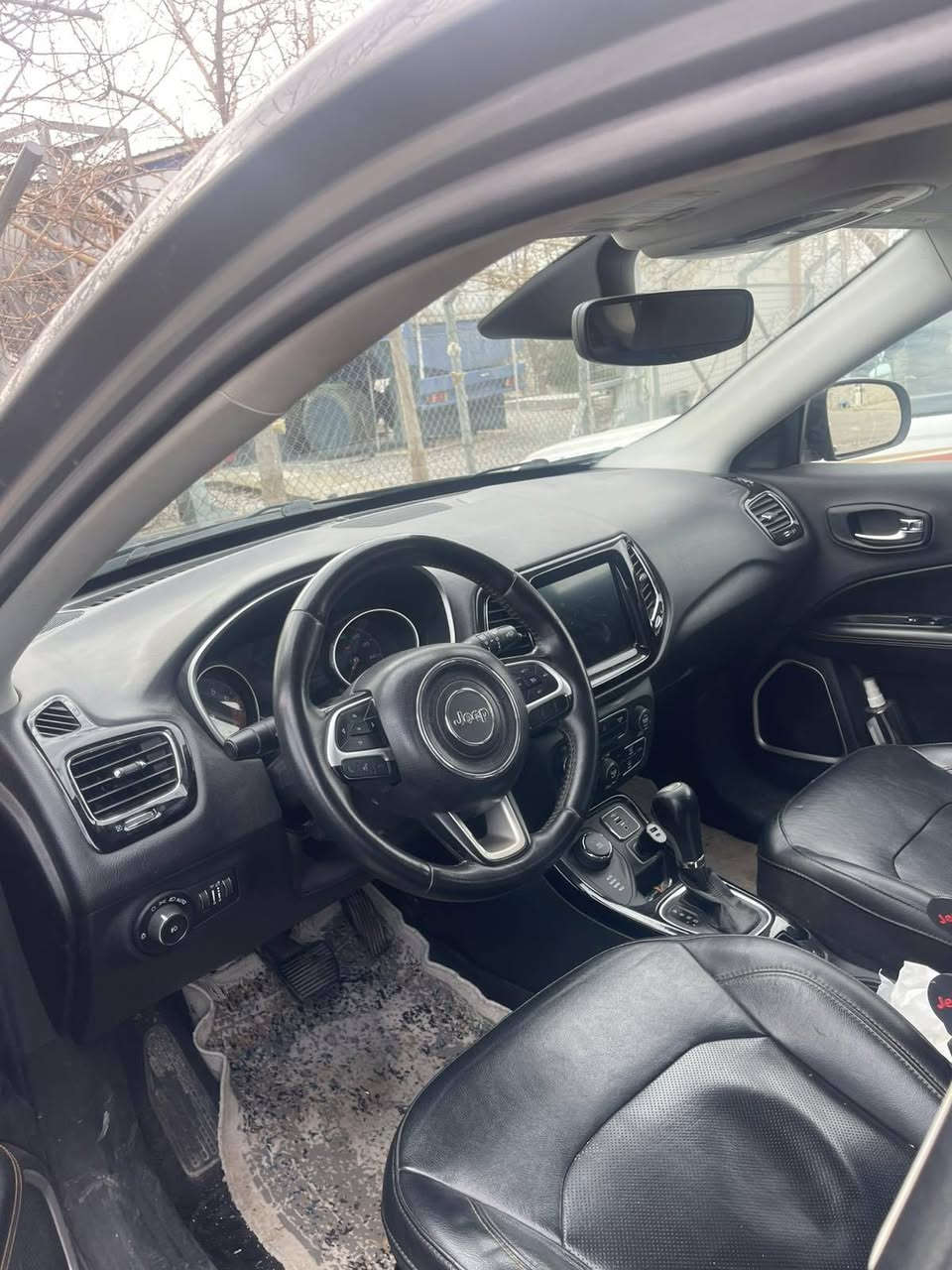 جێب کۆمپاست 2019 بەس بۆنیتی بۆیاخە گۆڕاوە ناوی نەگرتوە فول مواسەفاتە بەس پاڕۆنما نیە دەنا کوشن هیتەر 
تەبرید مەرکەزی 
شاشە گەورە 
سوکا فۆلیۆم 
سەنەوی ماوەتی نیزیک ساڵێک بەسەر چێت 
سەیارەکە جایزە 
3520هەزار غرامەی لەسەرە بۆت دەگێڕمەوە  
شوێ کۆیە 
***********
***********
گۆڕینەوەش دەکەم بە پیکاب نیسان كويسينجاك, أربيل
