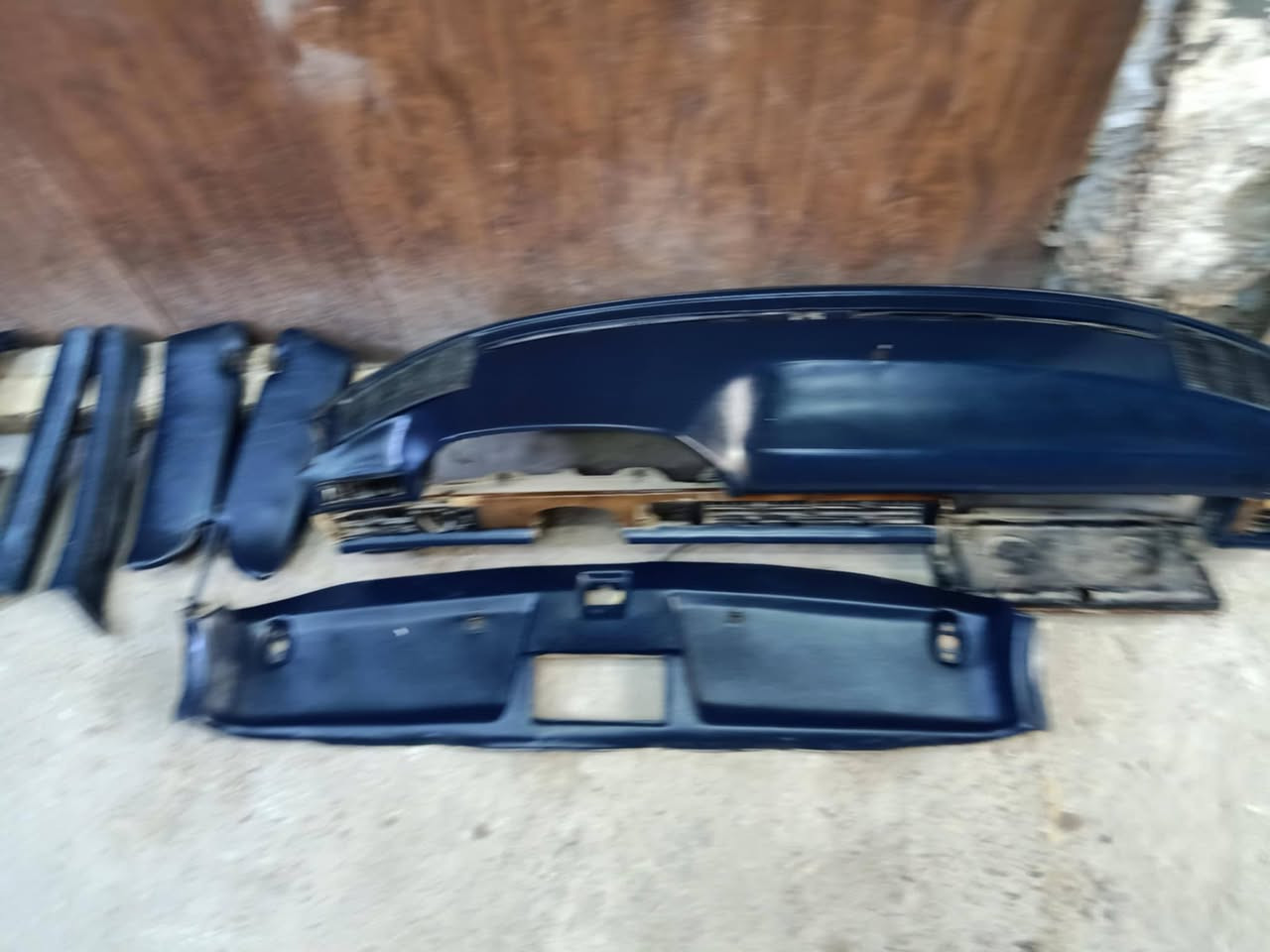 السلام عليكم دشبول مال جامنبوا 91 ديكور امامي هو والشمسيات كفرات تكم الامامي والوسطي مال حزام  وكفرات خلفية 
غرفة صندوق زولية يدات نيكل ابواب داخلية واكو نواعم لاتصال ***********
