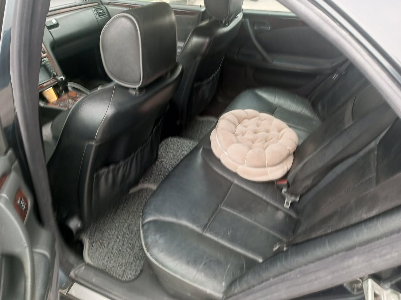 سلام عليكم ورحمه الله وبركاته  مارسيدس ام عيون موديل 2000رقم سليمانيه للبيع او مراوس مارسيدس E350  بأسم اخويه 
سياره مصبوغه صبغ درجه اولى قبل 20يوم طلعت من الفرن مناقصها شي مكفوله من الحادث والخياس حشاكم ولا كلوب بيها ميشتغل صيانه كامله من حداديه وكهربائيات 
صدر امامي خلفي كله مبدل باستثناء الباب الخلفيه وره السائق قبل اسبوع نطخت عندي
ورجعتها بارد للامانه سياره ترايها ماشاء الله 
السعر المطلوب 140 وبي مجال للاتصال بالرقم *********** فيس ممتواجد اعتذر جدا 
اليجي الف هلا بي سياره موجوده بغداد الدوره شارع ابو الطياره
