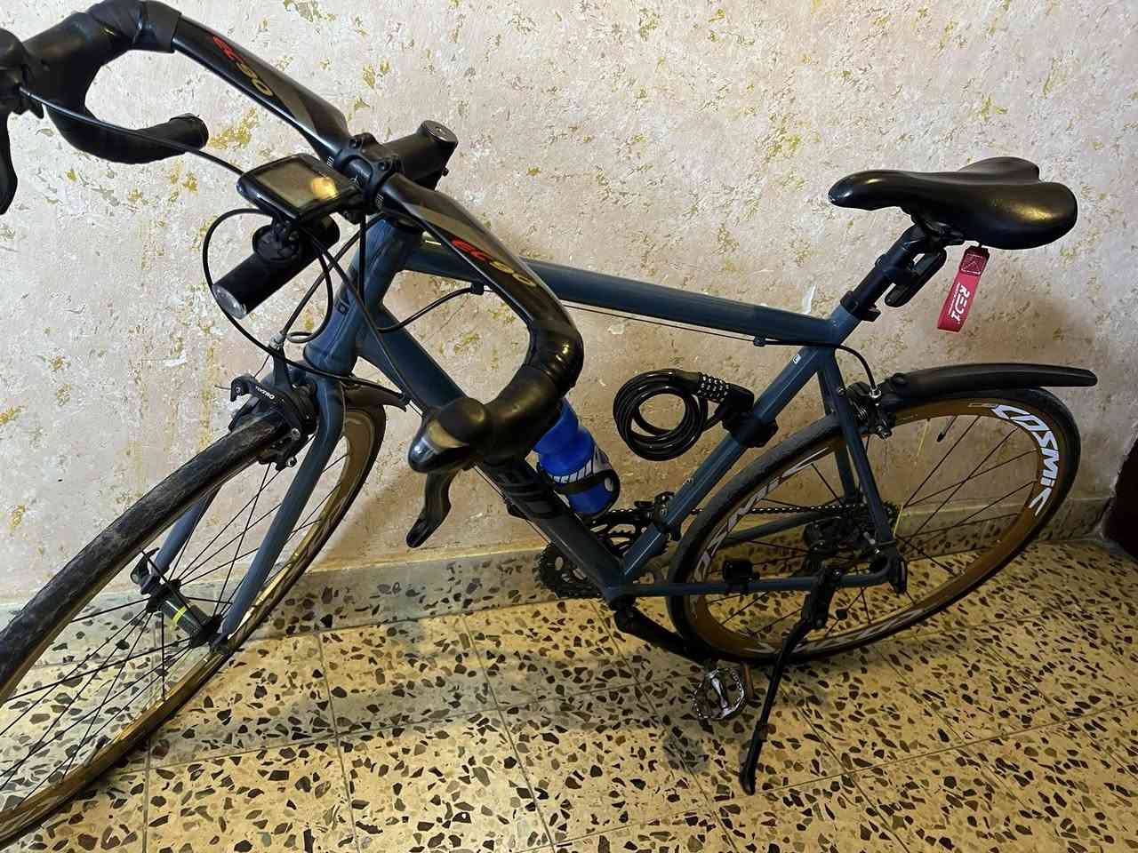 السلام عليكم للبيع فقط 
بايك رود اكسبريس 8 نمر حجم 29L
وكاله نضافه90%  خفيف المنيوم
عليه ستيرن كاربون 
وعليه وياله المنيوم   
وعليه عداد كليو متر وسرعه 
وعليه جوابه ضد البناجر
ب300


**إذا كنت صاحب هذا الإعلان وتريد حذفه لأي سبب، رجاءا أرسل رسالة إلى الدعم الفني**