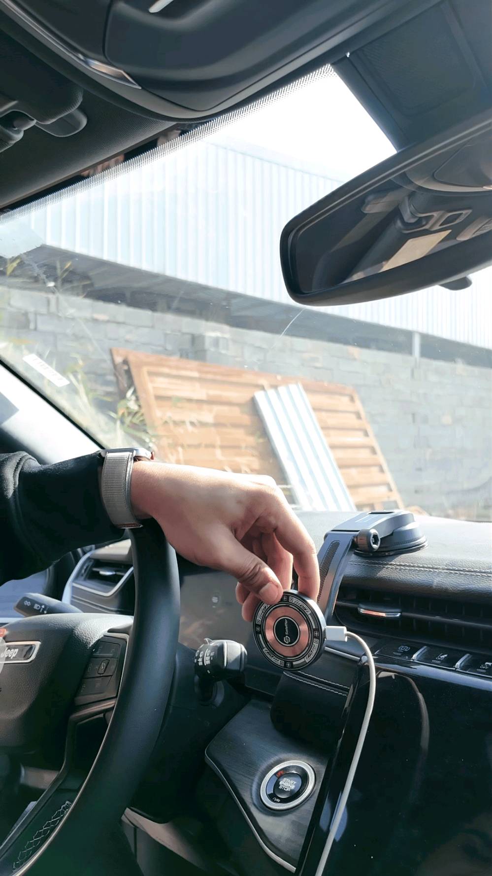 امزون 
ستاند سيارة وشاحن بنفس الوقت