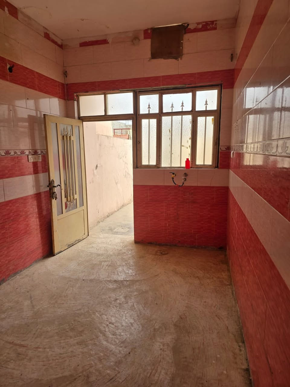 ‏بيت للإيجار في حي الأمين قرب شارع ابو النسوره ‏وبالقرب المدرسة الاعظميه ‏غرفتين نوم وصالة ومطبخ واستقبال وبيتونه وكراج اجاره لبيت 300وبي مجال 
 *********** واتساب 
 *********** كورك@إشارة
