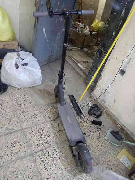 المحرك: ‎450 واط ‎(قدرة الذروة ≈ 600–700 واط)  ￼
• السرعة القصوى (مقيدة): ‎25 كم/س. وقد ‎تصل تقريباً إلى ‎30-32 كم/س إذا تم “فتح القيد” (حسب بعض المصادر)  ￼
 • مدى السير (بطارية مشحونة بالكامل): حتى ‎65 كم في الشحنة الواحدة.  ￼
 • الوزن الصافي للسكوتر: ‎24.4 كغ تقريباً.  ￼
 • الحمولة القصوى المسموح بها: ‎120 كغ تقريباً.  ￼

🛞 ميزات راحة وثبات
 • نظام تعليق “ثلاثي” — مع وصولات تعليق أمامية وخلفية (spring suspension) — مما يحسن من نعومة الركوب خاصة على طرق غير ملساء.  ￼
 • إطارات “10 بوصة” مقاومة للثقب (self-sealing tubeless tyres) — تعزز المتانة وتقلل من احتمالات الثقوب.  ￼
 • مقاومة للماء بدرجة ‎IPX5 — تعني أنه يتحمل المطر الخفيف أو البرك إذا كانت الظروف معتدلة.  ￼

📱 وظائف إضافية
 • قابل للطي — سهل التخزين والحمل.  ￼
 • إضاءة أمامية + ضوء خلفي (LED) لسلامة القيادة ليلاً.  ￼
 • يمكن الربط بتطبيق الهاتف عبر البلوتوث لمتابعة الإحصائيات وربما ضبط إعدادات — اعتماداً على إصدار السوفت وير/النسخة المتوفرة.

للبيع رقمي ***********
