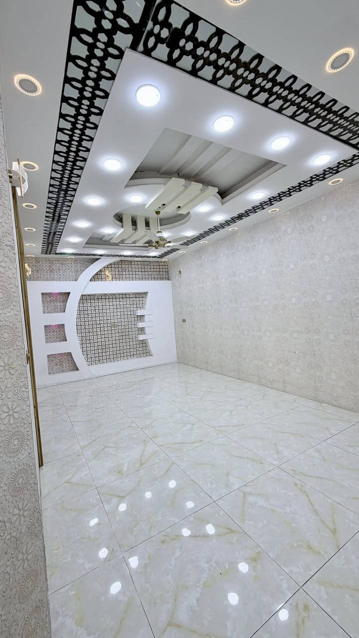 بيت في الجمعية ركن 200 متر موقع مميز جداً
الفرع المقابل حسينية محمد امين
خدمات كاملة من جميع النواحي

#البيت فارغ حالياً مباشر المشتري يستلم البيت ☑️
ــــــــــــــــــــــ
اساس رفــــــت 
بناء طابــــــوق 
سقف صــــــــب 
أرضية مرمر طابق أول 
سيراميك اسبانـــي 
افضل المواد المستخدمة في البناء 
ــــــــــــــــــــ
الطابق الأول 
غرفة نوم 
صالة 
استقبال 
مطبخ حار وبارد والكاونتر والثلاجة هدية مع البيت 

مجمع حمامات وصحيات داخلي وبانيو وغربي 
وخارجي صحيات وحمام 
كراج سيارة 
حديقة 
༺༻༺༻༺༻༺༻
الطابق الثاني 
غرفة نوم 
مطبخ حار وبارد 
مجمع حمامات وصحيات 
أرضية بورسلين اسبانـــي 

البيت جاهز للسكن مابيه نقص 
ومتكامل من جميع النواحي 
ــــــــــــــــــــــــ
السعر والتفاصيل خاص ✅
ــــــــــــــــــــــــ
للأستفسار أكثر مراجعة 
#مكتب_محمد_الجبوري لبيع وشراء عقارات القاسم والمقاولات العامة والتصاميم الهندسية 
#المكتب_مجاز_رسمياً والمكاتبات رسميه لضمان حقوقكم ✅ 
#عنوان المكتب شارع الجديدة مقابل مدرسة الزهراء مجاور اسواق نمبر ون 
***********  📲 
***********  📲
