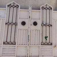 باب حديد ثقيل • عرض ٢٫٥م • ما يحتاج صبغ