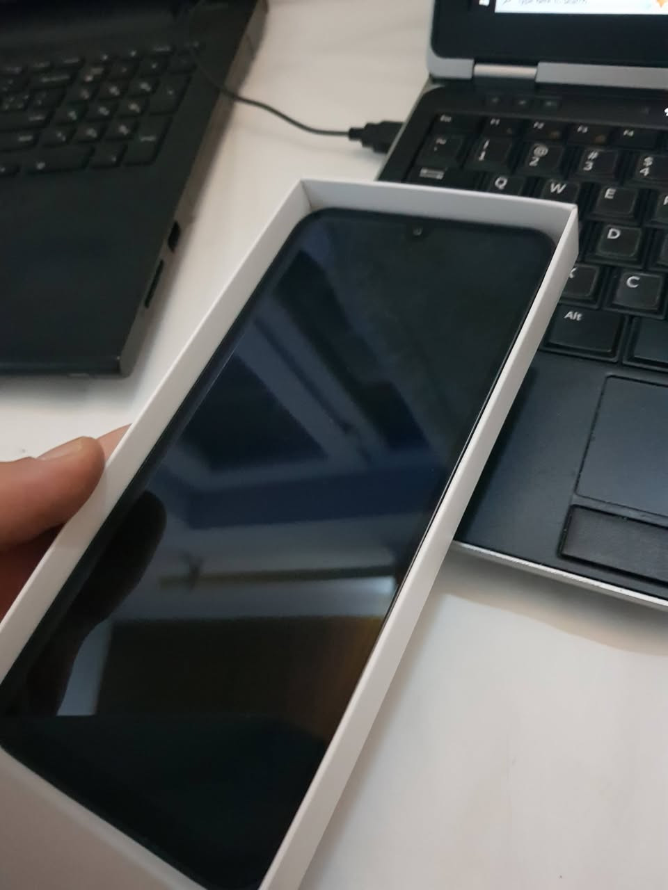 متوفر جهاز سامسونك A17
📱 الموديل: Samsung Galaxy A17 (SM-A175F/DS)
💾 الذاكرة: 6 GB رام
📦 التخزين: 128 GB
📸 الكاميرا الخلفية: رباعية العدسة (50 MP + عدسات إضافية)
📸 الكاميرا الأمامية: 13 MP
📱 الشاشة: 6.6-إنش PLS LCD بدقة FHD+
🔋 البطارية: 5000 mAh
⚡ الشحن: شحن سريع
📶 الشريحـتان: يدعم شريحتي اتصال (Dual SIM)
📱 النظام: Android + واجهة One UI
🎨 اللون: أسود (Black)
📦 الحالة: (جديد مستعمل بحالة ممتازة)
📍 الموقع: ناحية بعشيقة


**إذا كنت صاحب هذا الإعلان وتريد حذفه لأي سبب، رجاءا أرسل رسالة إلى الدعم الفني**