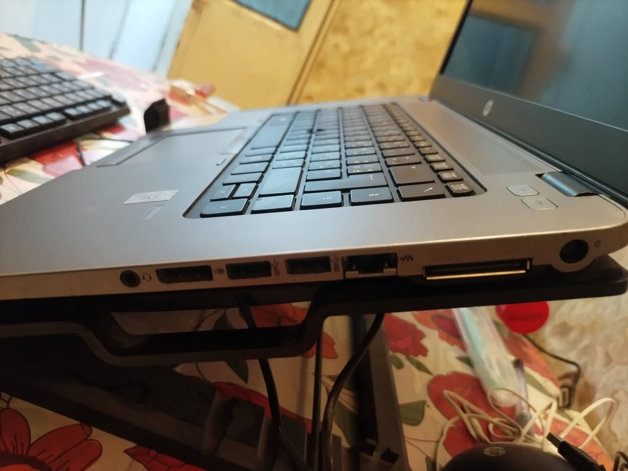 🔥 للبيع لابتوب HP EliteBook 850 G1 🔥
💼 جهاز بزنس احترافي من سلسلة EliteBook - الأمتن والأقوى من HP

✅ المعالج: Intel Core i5 الجيل الرابع
✅ الرام: 8 GB
✅ التخزين: SSD 256 GB (سريع)
✅ كارت الشاشة: Intel HD Graphics 4400
✅ البطارية: جديدة 100% 🔋
✅ الشاحن: أصلي
✅ الشاشة: نظيفة بدون أي ضربة
✅ الكيبورد: بحالة ممتازة
✅ الحالة العامة: ممتاز

🎁 يجي مع:
🔌 شاحن أصلي
⌨️ كيبورد
🌀 استاند فان

💰 السعر: 230,000 دينار (بي مجال قليل)

📍 الموقع: الكوفة - النجف الأشرف
📞 للتواصل: واتساب *********** أو رسالة خاصة

