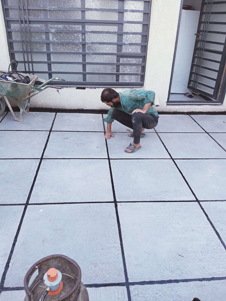 عمل كادرنا لترميم السطوح واعادة الماستك وعمل جميع العوازل السطحية
***********
