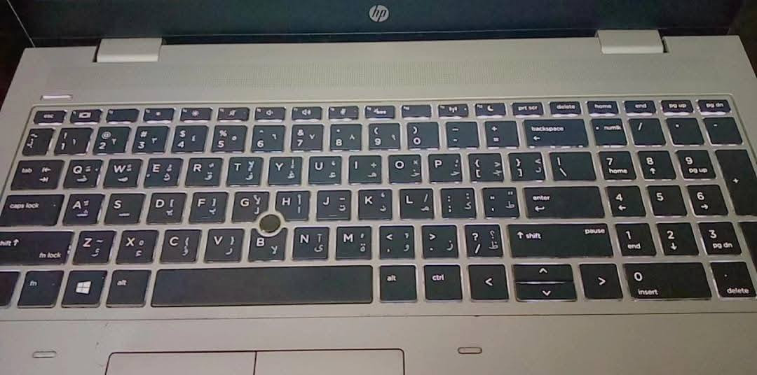 لابتوب (HP) (Business Class فئة الأعمال)(هارد SSD) الجهاز سريع جدًا في التشغيل بفضل تقنية الـ SSD، مثالي جدًا للطلاب والهندسة، المبرمجين، والموظفين ولبرامج التصميم والمونتاج بدقة FHD بكل سلاسة وغيرها.. ويتحمل ساعات عمل طويلة
الجهاز مزود بتقنية HP Sure Start (الإصلاح الذاتي للأمان) وللحماية الذاتية

الموديل: HP ProBook 650 G4 
المعالج: Core i5-8350U( الجيل الثامن)
الرام:8 جيجابايت DDR4 (قابل للتطوير)
التخزين: 256GB SSD  لسرعة التشغيل 
الشاشة: 15.6 بوصة 
كرت الشاشة: Intel UHD Graphics 620

الابتوب يعتبر "ملك المنافذ" لأنه يحتوي على كل ما قد يحتاجه المستخدم:

Serial Port (RS-232): منفذ نادر جدًا ومطلوب بشدة لمهندسي السيطرة  والمبرمجين الصناعيين هذا المنفذ يخلي المهندسين وأصحاب الورش يدورون عليه دوارة 
 
USB-C: منفذ حديث لنقل البيانات السريع والشحن
USB 3.1: منفذين (واحد منهما يدعم شحن الموبايل حتى لو كان اللابتوب مغلقًا)
HDMI: لربطه بشاشات التلفزيون الحديثة
VGA (D-Sub): لربطه بـ "الداتاشو" أو الشاشات القديمة
LAN (RJ-45): لربط كابل الإنترنت المباشر
MicroSD Slot: لقراءة كارت الذاكرة الخاص بالموبايلات والكاميرات
Headphone/Mic combo: منفذ الصوت
Sim Card Slot: يتوفر مدخل لشريحة البيانات 

المميزات: كيبورد ضوئي، كيبورد عربي كامل

الحالة: نظافة الوجه والشاشة والكيبورد 100%،  توجد خدوش بسيطة غير مرئية القاعدة (من جوه) لأن على ميز وما تأثر على الأداء  

ملاحظات:
(قابلية التطوير): الجهاز يتميز بقابلية تطوير عالية جدًا حيث يحتوي على:
منفذين للرام: وتكدر مستقبلًا توصله لـ 16GB أو 32GB بكل سهولة

-إمكانية إضافة هارد ثاني: الجهاز يدعم إضافة هارد إضافي لزيادة مساحة التخزين إذا احتاجيت مستقبلًا 

-يتميز بـ 4 أنوية و8 مسارات (Threads)، وتردد يصل إلى 3.60 GHz مع خاصية Turbo Boost

-الجهاز جيل ثامن مو سادس أو سابع، يعني يدعم ويندوز 11 رسمي وكل برامج الهندسة والتصميم

بطارية وشاحن أصلي 
السعر: 320 وبي مجال للشراي ( الجهاز يسوى أكثر والله لو ما مجبور ومحتاج المبلغ چان ما بعتة ولا عرضتة بهذا السعر)


**إذا كنت صاحب هذا الإعلان وتريد حذفه لأي سبب، رجاءا أرسل رسالة إلى الدعم الفني**