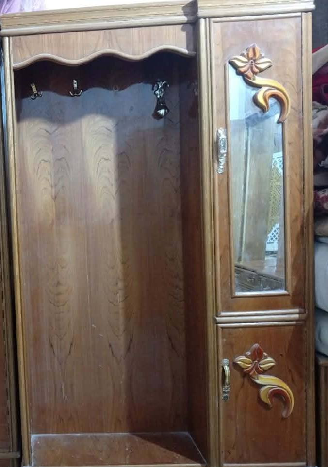 سلام عليكم غرفه كامله سعر مليون وبيها مجال قليل  الغرفه مستعمله نظيفه كلش شغل درجه اولى كلها مكان نجف مشخاب رقم ***********
