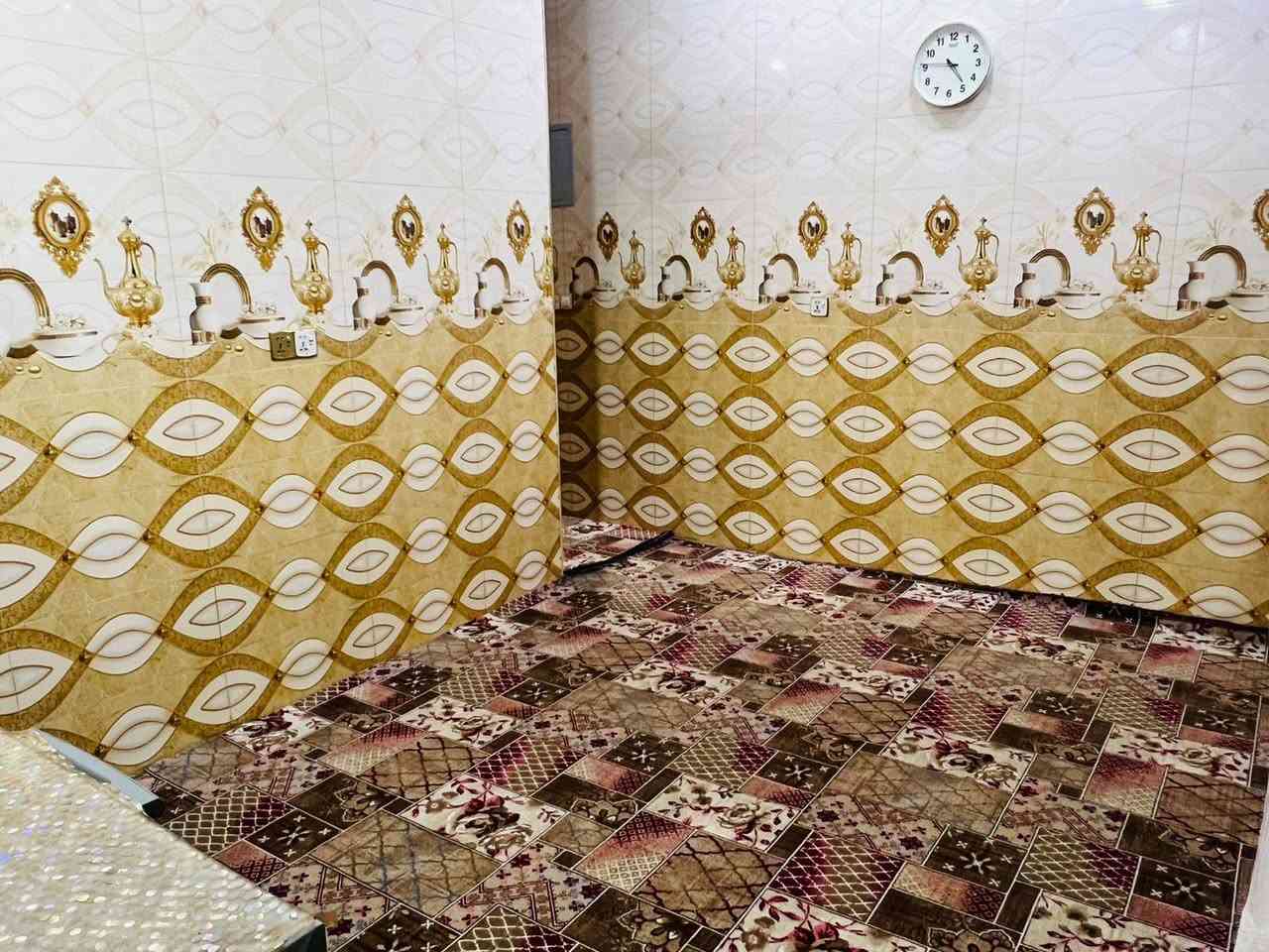 مشتمل للبيع 
المساحه 100 متر 
بناء حديث 
الانوار ال 200 
يحتوي استقبال صاله مطبخ غرفتين نوم صحيات فوك وجوه 
للاستفسار الاتصال على الرقم ***********
