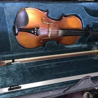 كمان ماركة معروفة أصلي استخدام يومين فقط سعره ١٢٥ وبي مجال واتساب فقط ...