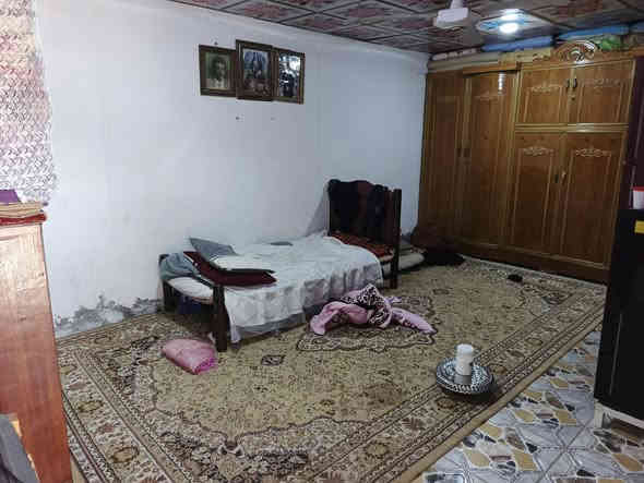 بيت تجاوز للبيع او مراوس عادي مامعوض تقريب المساحه ١٧٠ مربع بي ديوانيه وغرفه ومطبخ وساحه جبيره المساحه البي تكدر تبني بيها بعد غرفتين كبار كهرباء خطين وسحب انبيريه يبعد عن الشارع تقريب ميتين متر.. المكان هدوؤء والجوارين كلش طيبين المكان حي العسكري كبال الملعب الخماسي القريب على البانزين خانه الجديده. السعر عشره ونص
ذكرت كل التفاصيل الشراي او عنده بيت يراوسني يراسلني او يتصل عالواتساب واني خادم. ***********
