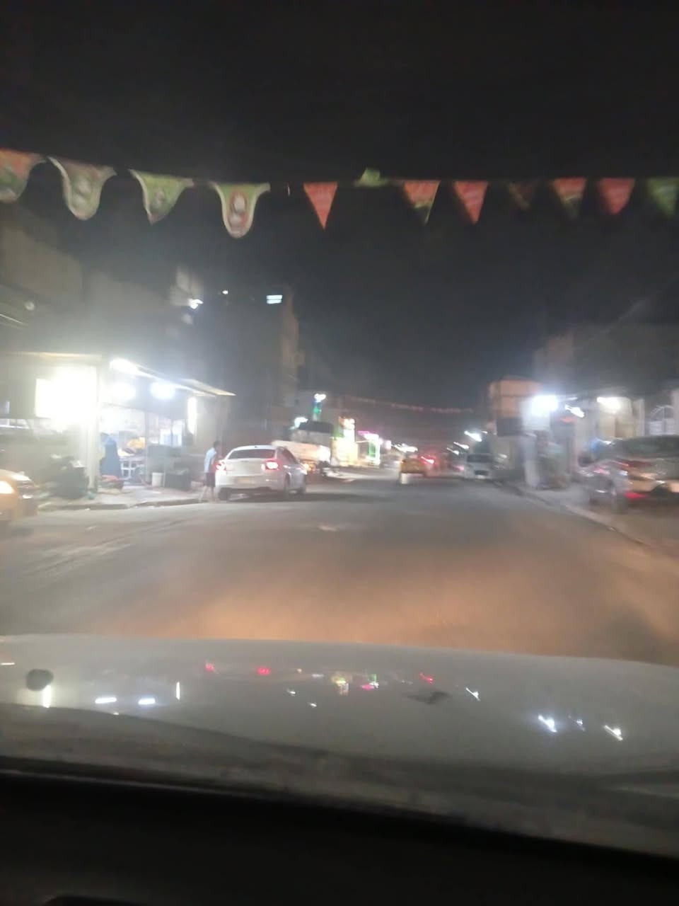للبيع بيت طابو 
مساحه ٧٦ متر مصمم ليكون اسواق او عياده طبيه او صالون يحتوي على صاله كبيره ومطبخ وغرفه في الطابق الثاني المكان مواصلات الخامسه 
للاستعلام الاتصال بالرقم *********** او ***********
