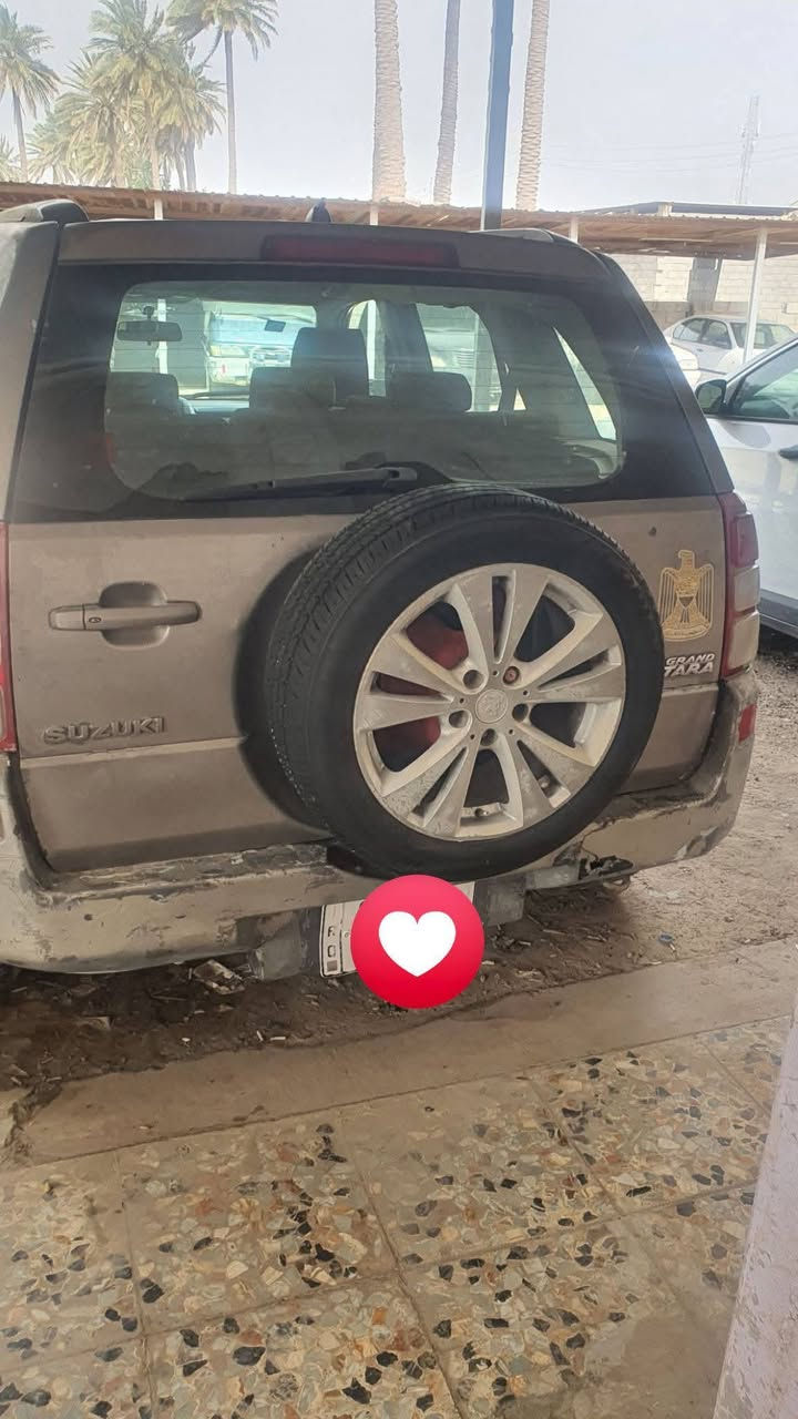 السلام عليكم
للبيع سوزوكي كراند فيتارا ٢٠٠٨ 
الكشر الخارجي يحتاج سمكرة وصبغ مثل ما موضح بالصور 
الشباك الامامي جبتلها جديد وموجود بالسيارة بس يحتاجله شد 
كير ومحرك VVT كفالة خير من الله 
كهربائيات كلها شغالة 
تبريد ثلج 
السيارة شغل واطلع وين ميعجبك 
رقم واسط انكليزي بإسمي تحويل ثاني يوم والسنوية مجددة 
السيارة مكانها بابل 
السيارة سعرها ٤٣ ورقة 
غير متواجد على النت
التواصل على الرقم  ***********
