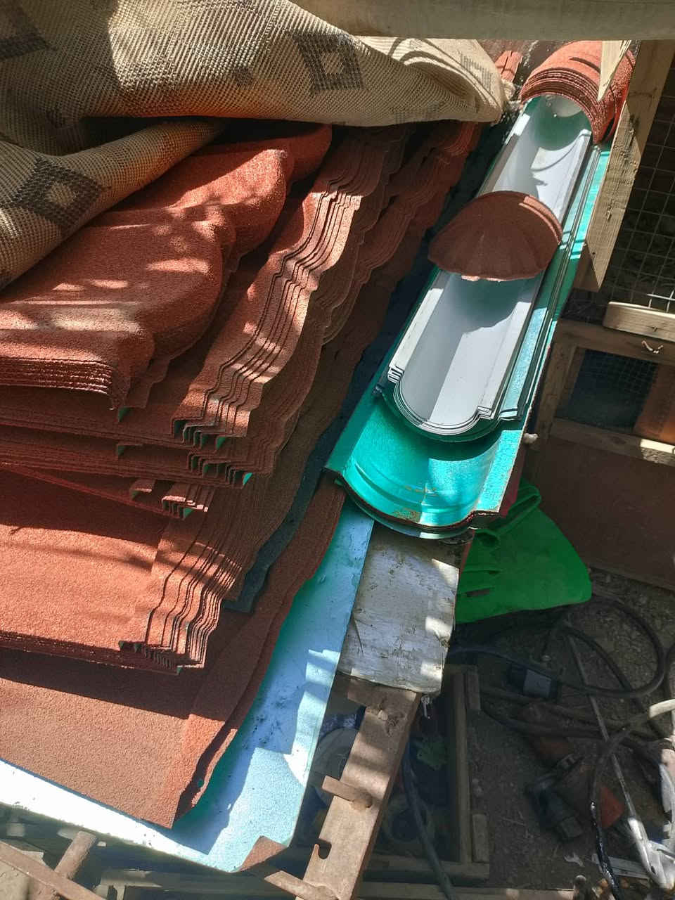 قرميد معدني ابيع شلع 65قطعه +الكف 15قطعه+السير العدل 57قطعه شراي اتصل ودلل ***********
