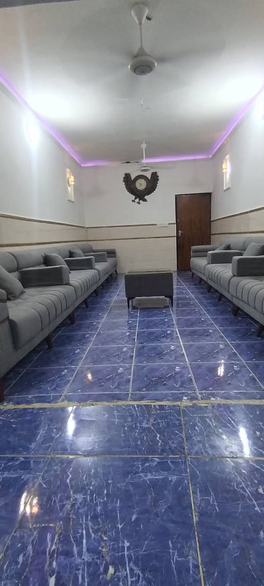 السلام عليكم دار للبيع مساحه 150 م  6 ونص × 24طابو صرف بناء الدار طابوق  في الطابق الارضي كراج كبير وصحيات خارجيه واستقبال كبيره ومطبخ كبير وصاله وغرفه نوم وترك وحمام داخلي والطابق الثاني فيه 3 غرف كبيره واحده منهن نظام سويت ومخزن يقع الدار في الزعفرانيه في بدايه حي السندباد للاستفسار الاتصال على الرقم  ***********
