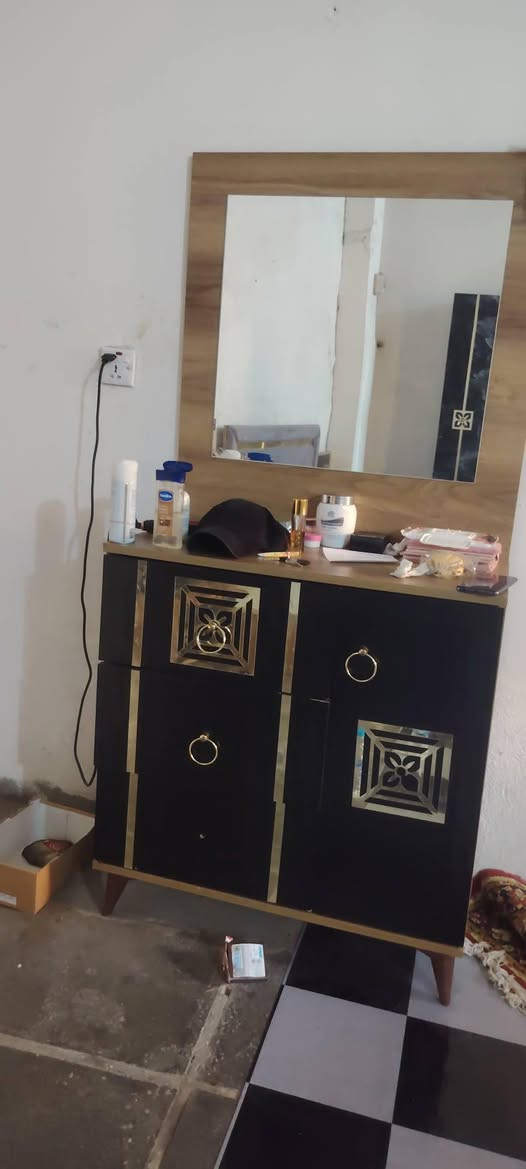 سلام عليكم 
غرفه تركيه خمس قطع للبيع نضيفه الله شاهد سعر 450وبيها مجال متوازي عله بيعتها ***********
