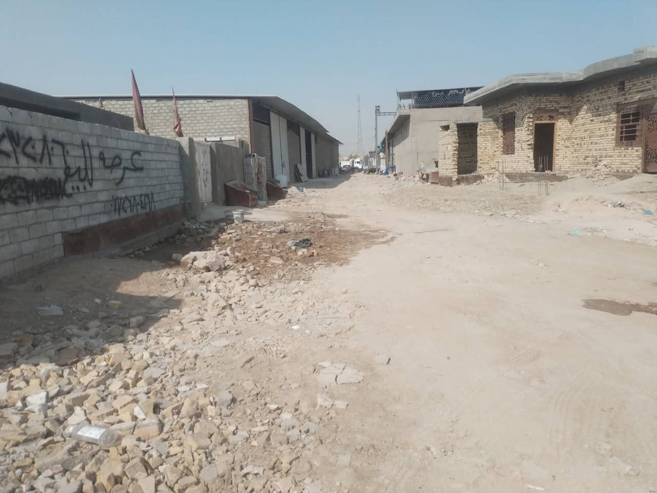 السلام عليكم عرصه للبيع زراعي سند25 المساحه ٢٢٥ متر واجها ١٠ ونزال ٢٢ ونص مشموله بالتطويب وبيها بتلو شغل درجه اوله جاهزه للبناء عنوان العرصه النسيج خلف مطعم عدنان للاستفسار ***********
