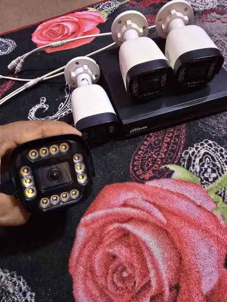 منظومة كامرات فول كلر ليلي نهاري  عدد  4 مراقبه دهوا كوريه صوت و صورة  بوليسيه  اتقاط صورة للوجه مع كامل ملحقات هارد ٥٠٠ كيكا  و كامرات ٤ تسجل صوت و صورة بنفس الوقت مع الربط و تحدث  عن طريق الهاتف  جهاز xvr يدعم حتى كامرات 8  يعني تكدر تضيف بعد كامرات  تحتوي الكامرت على فلاش اضائه  ١٤ لد ليلي  المكان الحله مركز المدينة  ***********
