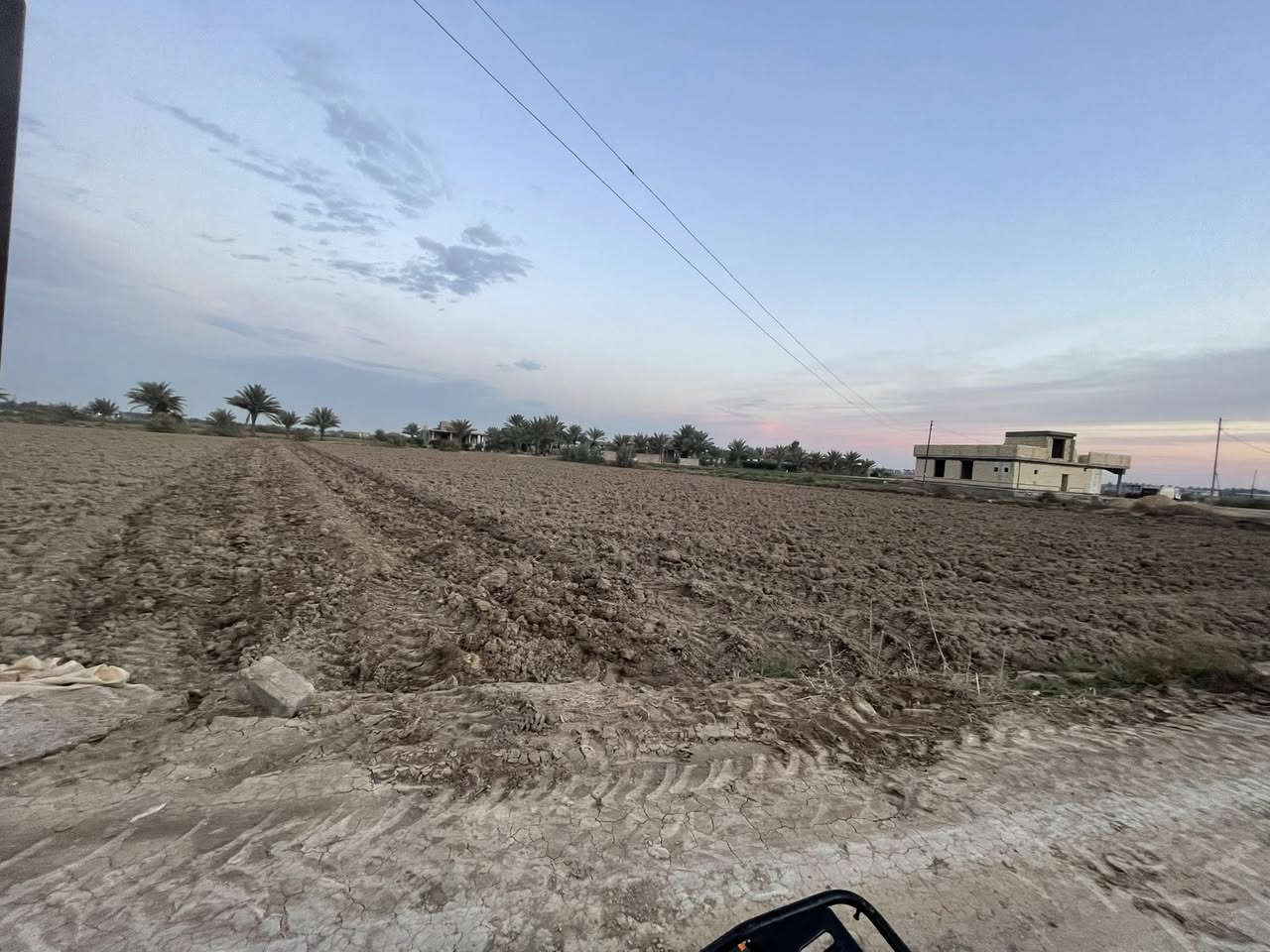 سلام عليكم قطعه ارض البيع  المساحه 2دونم  طابو زراعي سند 25تبعد عن شارع 400متر واصللها طريق سبيس ماء كهرباء مكلف بنشر اي ستفسار اتصال ع رقم ‭٠٧٨٢ ١١٠ ٨٧٨٠‬/*********** العنوان الحله ورديه خارج منطقت الطابه
