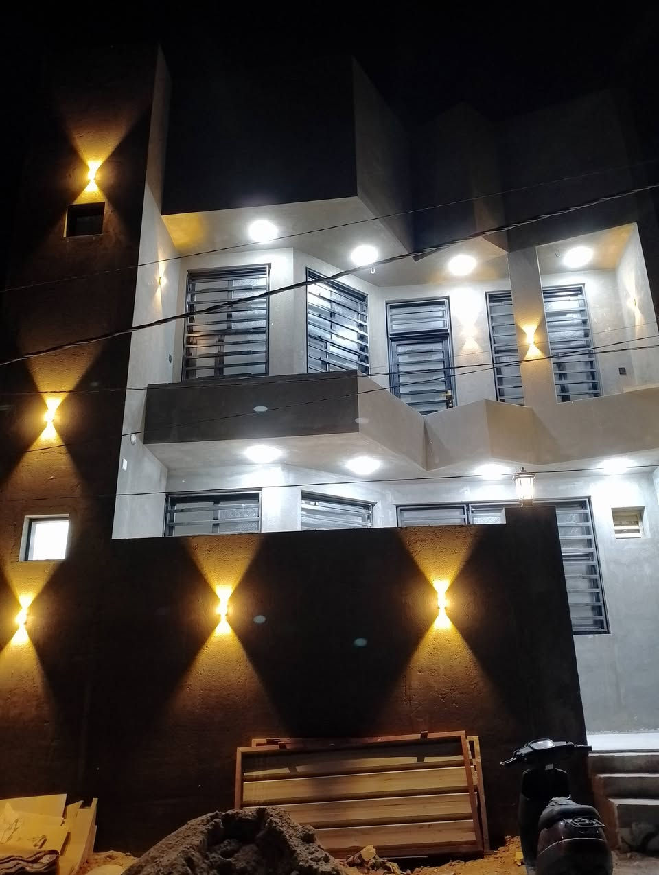 السلام عليكم ورحمة الله وبركاته
متاح في كربلاء شارع فندق البارون 
بيت مساحه 120 متر طابقين( 4 ) غرف نوم 
+ ( 4 ) (مجاميع صحيات)  + (صالتين )+ (مطبخ )+ (ستقبال ) + ( منور ) + بناء طابوق جمهوري بناء 2024 ) الواح بورسلين وتصفير مادة شرط شغل درجه اولى تفحص من قبل اي مهندس السعر/ 185/ قابل للتفاوض / رقم صاحب الدار / ***********
