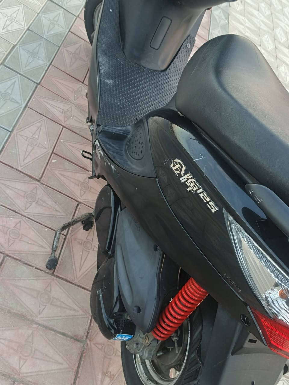 السلام عليكم دراجه كامكو في تو للبيع مديل 2018حديث الطويله شاصيه اربعه بواري لون أسود الدراجه جاهزه من الطول للطول مابيه أي نقص كهربائياته كله شغاله مكفوله كفاله عامه سعره ١٫٫٥٠مليون وخمسين وبيه مجال هذه سعره لأن طويله  طويله وحديثه عنوان ناصريه مركز للاستفسار ***********
