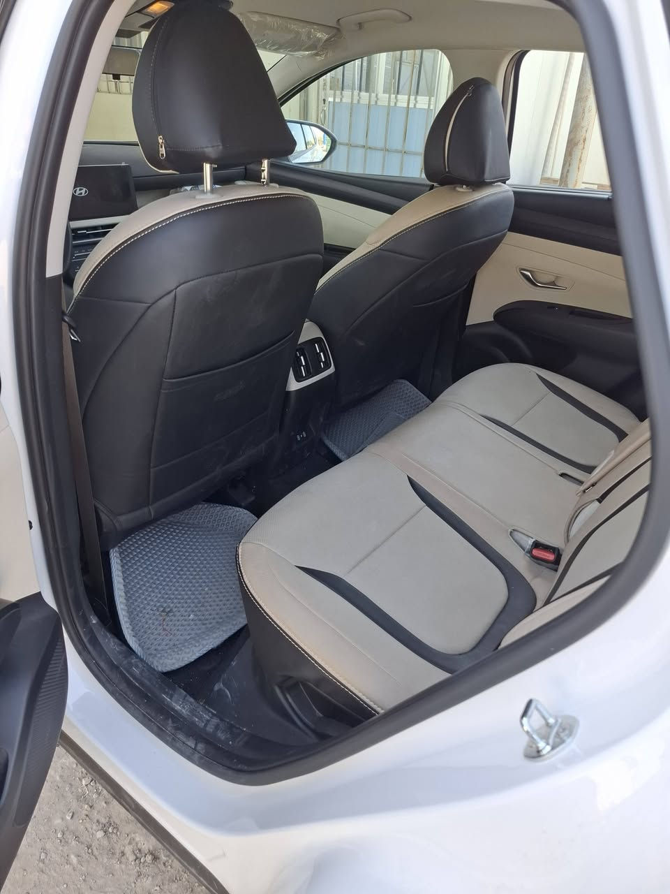 توسان ٢٠٢٥ خليجي باسمي ماشية ٧٠٠٠ بيها فقط طخه بسيطة بل جاملغ الايسر كما موضح بالصورة للتواصل الاتصال بهذا الرقم ***********
