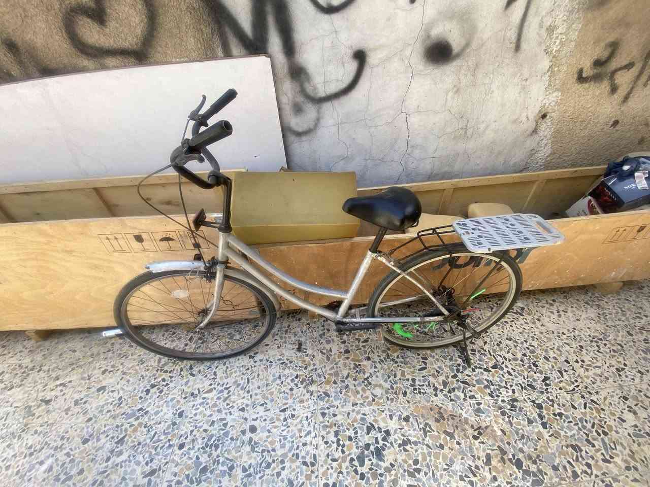 سلام عليكم بايسكل حجم ٢٦ بايسكل كلش نضيف تايرات جداد جوابه جداد سرج جديد بريكات جداد كاسحه جديدنقص فقط الجاملغ الخلفي والزنجيل البارحه وكع منه البيم الي يصير بالحلاقات السعر ب٦٠ قفل لان بس الغراض الحاطهن ب٣٥ مكاني بغداد الدوره وهذا رقمي ***********
