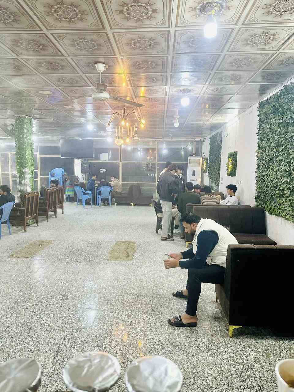 كوفي للبيع تحتوي على سبالت عدد 2 عمودي ثلاثه طن 
ميوزه بريالت ثلاثه  مجمده شاشات كبار عدد 2 منظومه كامرات عدد الكامرات 7 كراسي عدد 40 نراكيل عدد 30 
مبردات عدد 2 ميوزه مال دومنه عدد 4 الكوفي جاهزه من كلشي الموقع الشارع العام مقابل شارع ستين مجاور منفذ رعد رشك للتواصل ***********
