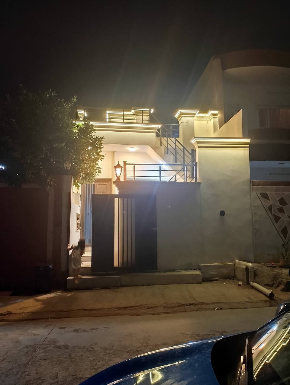بيت للبيع 100م
حي بدر رابع فرع خلف صيدليه الغدير 
واجهة 5 و عمق 20 
يتكون من استقبال ومطبخ وغرفتين نوم حمام وتواليت داخلي و خارجي 
دكت مركزي 
وسقوف مغربي 
فرع خدمات كامله 
للاستفسار  الاتصال ***********
