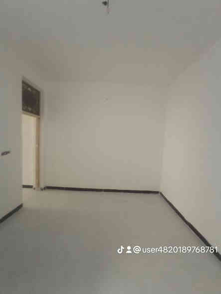 اللهم صلي على محمد وآل محمد 
دار للبيع المساحه 100م واجه 5نزال 20 طابو زراعي سند                      25تحويل مباشر بأسم المتشري 

طابق واحد 
غرفه نوم وكلدور وستقبال ومطبخ حار وبارد وبيتونه ومجمع صحيات داخل وخارج  حديث 2025مامسكون استلام مباشر 

عنوان حله قرب مزار العلويه شريفه ع قريب جدا من شارع العلويه شريفه ع 

اترك تعليق ويتم الرد خاص او اتصال ***********
