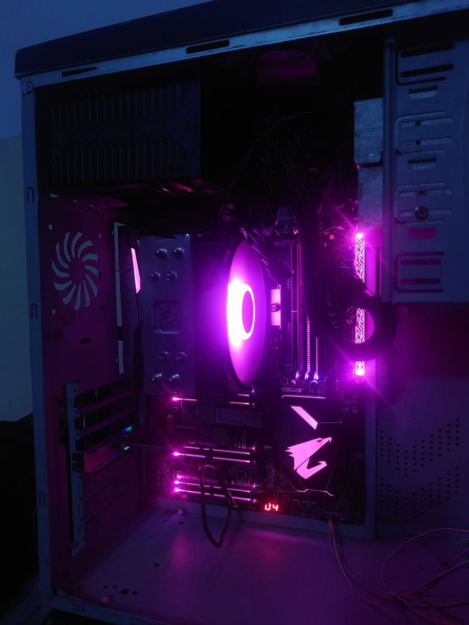 سلام عليكم
حاسبة للبيع pc game 
مواصفات:

معالج: i7 8700k
مبرد: deep cool RGB 
مذربورد: gigabyte aorus gaming 7 RGB 
رام : 16GB
تخزين : Samsung m.2 256
كارت شاشة : Intel HD 630
بورسبلال: MSI 550 w
ماوس RGB 
كيبورد 
شاشة نحيفة lcd
تشغل العاب هواي من ضمنها 
Gta v جزء الخامس 
VALORINT 120 فريم
 ببجي موبايل 120 فريم على اعلى اعدادات 
وهواي بعد كوم العاب 
 
سعر ((650 الف ))
شباب هاي موصفات عالية اذا تجمعها جديد تكلف فوك مليون سعر كلش مناسب


**إذا كنت صاحب هذا الإعلان وتريد حذفه لأي سبب، رجاءا أرسل رسالة إلى الدعم الفني**