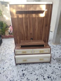ميز ابلازمه السعر 80 بي مجال قليل ميز نضيف بل شرط ٠٧٧٥٢١٧٧٠٩٩