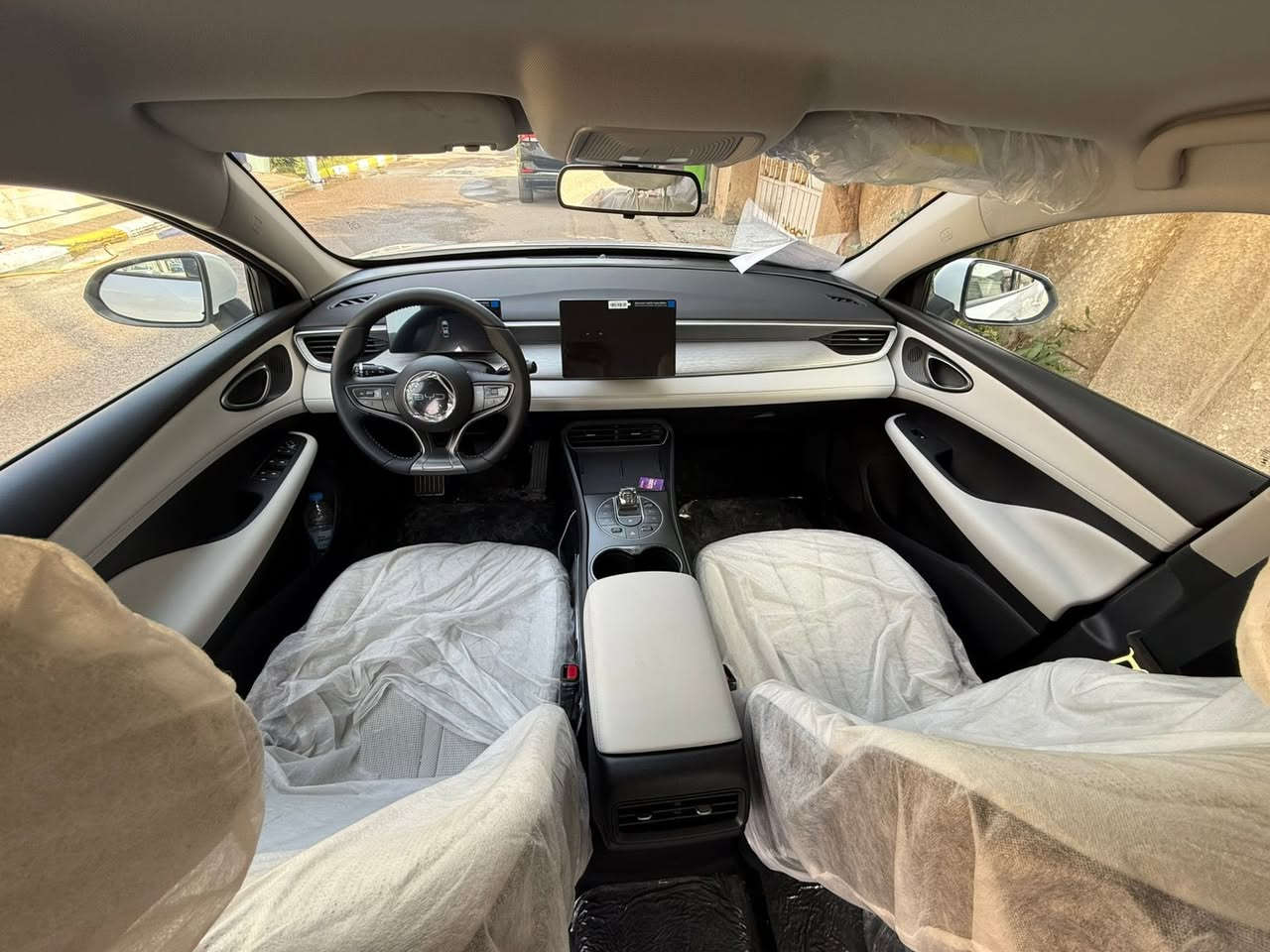 سلام عليكم بي وايدي ٢٠٢٥سياره ماشيه ٣٠٠٠كيلو متر زيرو مرقم جديد سياره كفاله من رقم للرقم مكاني بغداد باسمي سياره الشراي يتصل ***********
