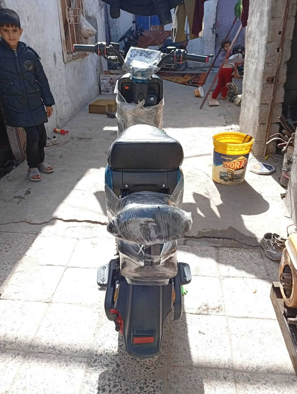 السلام عليكم للبيع دراجه شحن ار 9 دراجه جديده موديل 25 شهر 11 بطارياتها بلاد بطاريات امام منفوخات جدا شاحنتها بلاديه اريدها ب 400 قفل مكان البصره ***********
