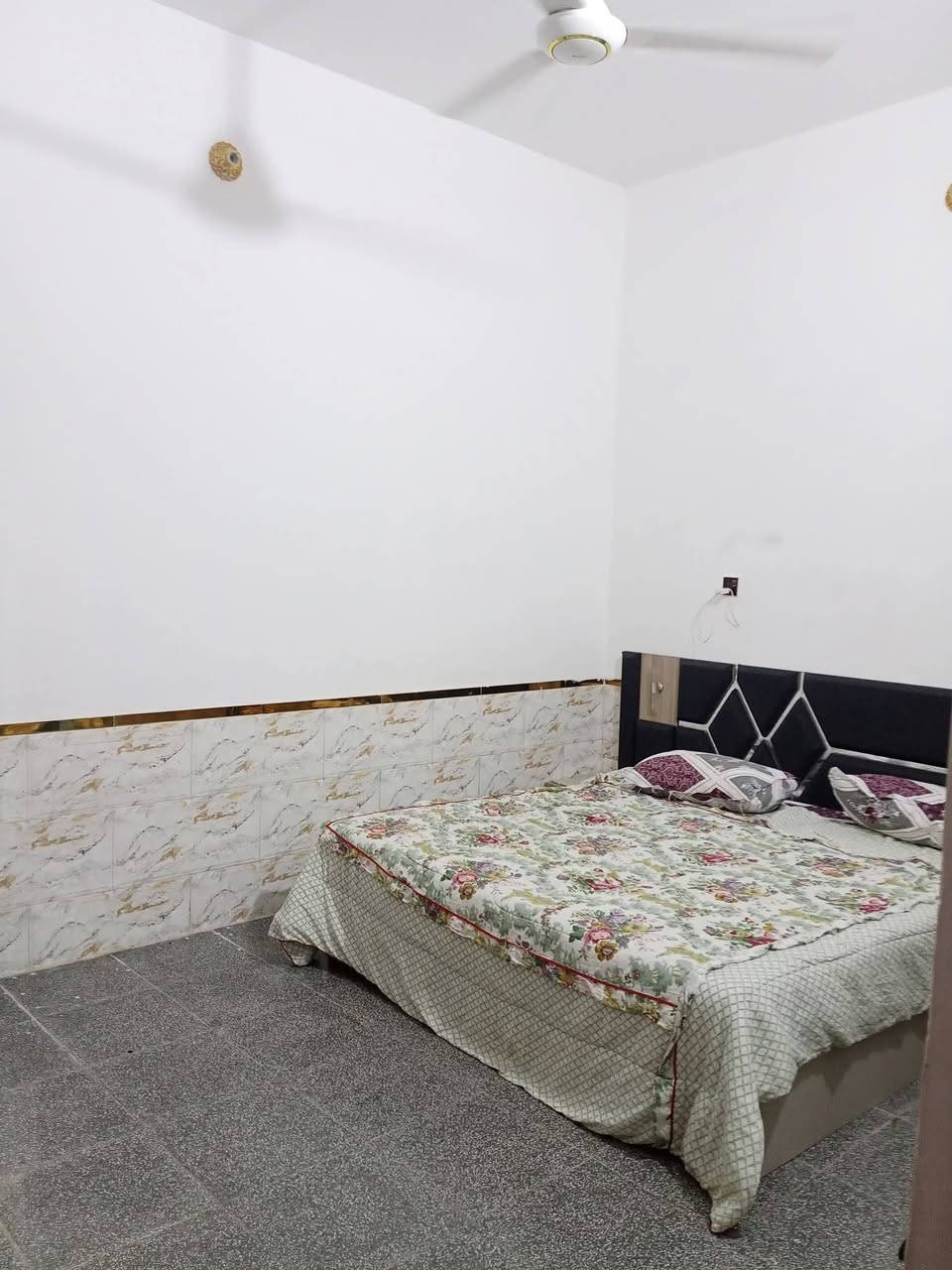 سلام عليكم بيت للبيع مساحه ٢٠٠متر يحتوي على غرفتين وصاله وحمام ومطبخ حار وبار صحيات رابع بيت عن الشارع العام السعر خاص للأستفسار اتصال***********
