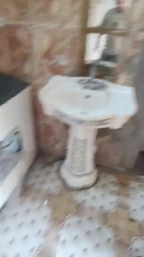 السلام عليكم ورحمه الله وبركاته يوجد بيت طابق ارضي للايجار في القادسيه الثانية قرب مجمع ام شهد يحتوي على غرفتين وصاله ومطبخ وحمام واستقبال للاستفسار الاتصال على ***********
