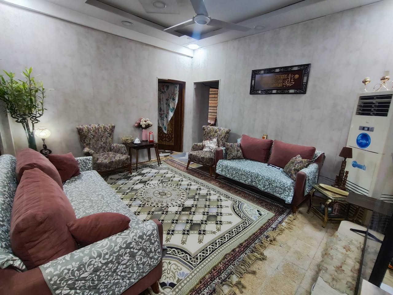 شقة سرقفلية للبيع.مساحة 140م. 4 غرف نوم و صالة و مطبخ وحمام ومخزن. للجادين الرجاء الاتصال على الرقم ***********.
