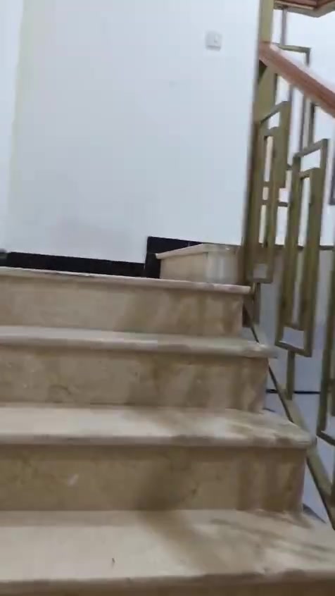 السلام عليكم دار للبيع في منطقه الدوره قاعت الطالب المساحه 100متر التفاصيل في الفيدوات  للستفسار التصال عله هاذه رقم ***********
