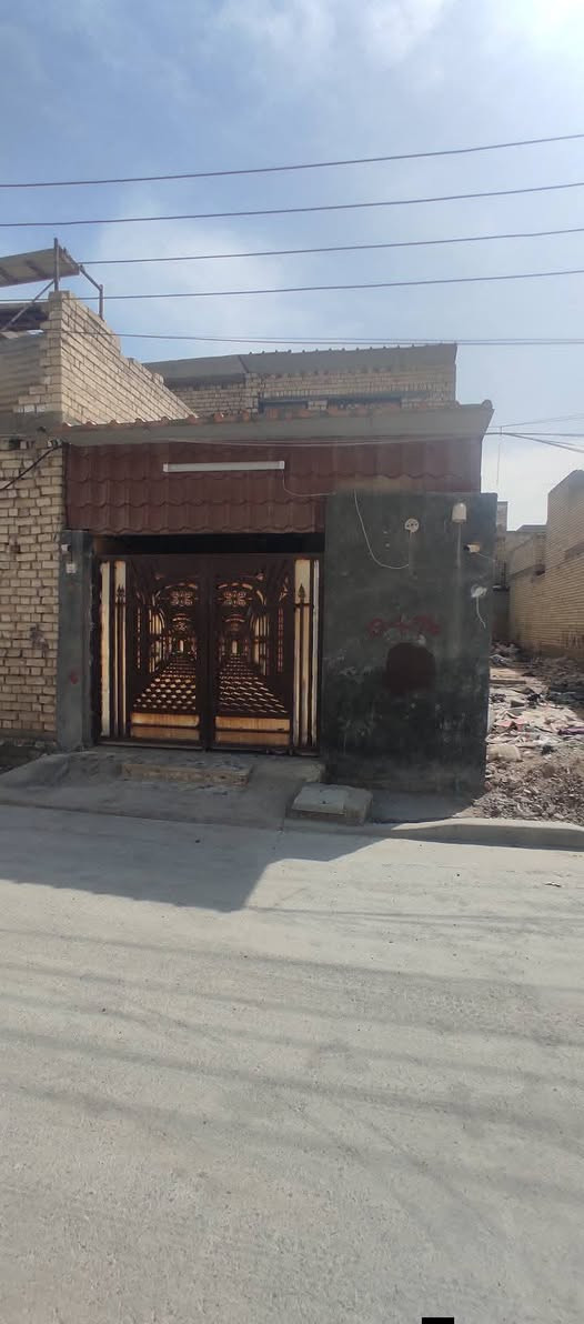 سلام عليكم توفر عندي بيت زراعي  مساحه 100متر --جبها 4--نزال --25-- طابق ونص --بي غرفتين منطقه كامله  كل الخدمات مي مجاري كهرباء تبليط  موقع البيت البلديات الضباط خلف الصحفيين قرب مدرسه زين القوس منطقه حي الامير فرع 10متار البيت صاير بصف ركن الاستفسار اكثر ***********رد واتساب ماسنجر
