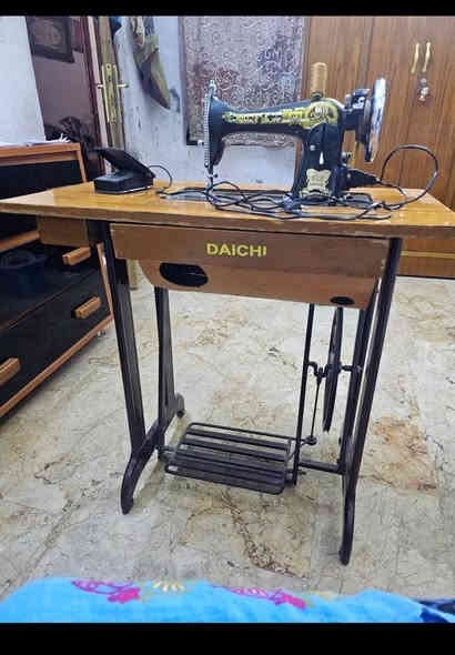 مكينة خياطة ام الفراشة شغالة مابيه اي عيب هي والميز مالتهاالسعر ١٢٥ الف وبيه مجال قليل خابروني على هذا الرقم ***********مكاني الاعظمية
