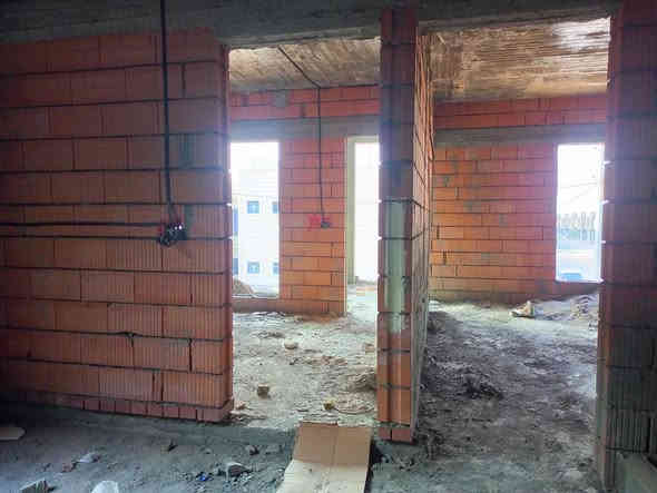 💒 بيت طابقين للبيع في خانقين مجمع الوند ستي 🏘️ المساحه 200 متر 💒
🟨 يحتوي الطابق الاول على 1 غرفة نوم واستقبال وصاله مفتوح عل المطبخ حار وبارد ومجمع صحيات وكراج سياره وحديقة 
🟨والطابق الثاني 3 غرف نوم وصاله ومجمع صحيات وبلكون 
علما سعر البيت للشركه 165 مليون الواصل 45 مليون والباقي 120 مليون على شكل قسط شهري/رايد مكسب على سعر البيت 6 مليون 
البيت فول سيراميك وسقوف مغربي وديكورات والأبواب والشبابيك من الألمنيوم مع نظام دكت موقع البيت مميز وراقي جدا 
💥 للمراجعة مكتب سمير للعقار توله فروش للأستفسار عل الخاص/***********
