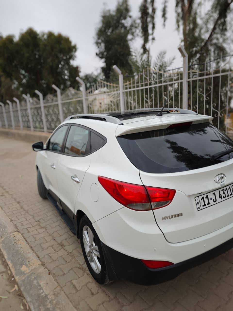 السلام عليكم 
توكسان خليجي 2011 ليميتد 1/1 دفع رباعي محرك 2400 المرغوب المواصفات الفول معروفة بانوراما ، داخل جلد ،شاشة اني شادلها، الداخل لونين بيجي وقرميدي وباقي المواصفات معروفة،
السيارة استخدام شخصي وكاملة من كلشي رقم بغداد بأسمي تحويل مباشر 
السعر 147 وبيها مجال بسيط 
 للتواصل ***********
