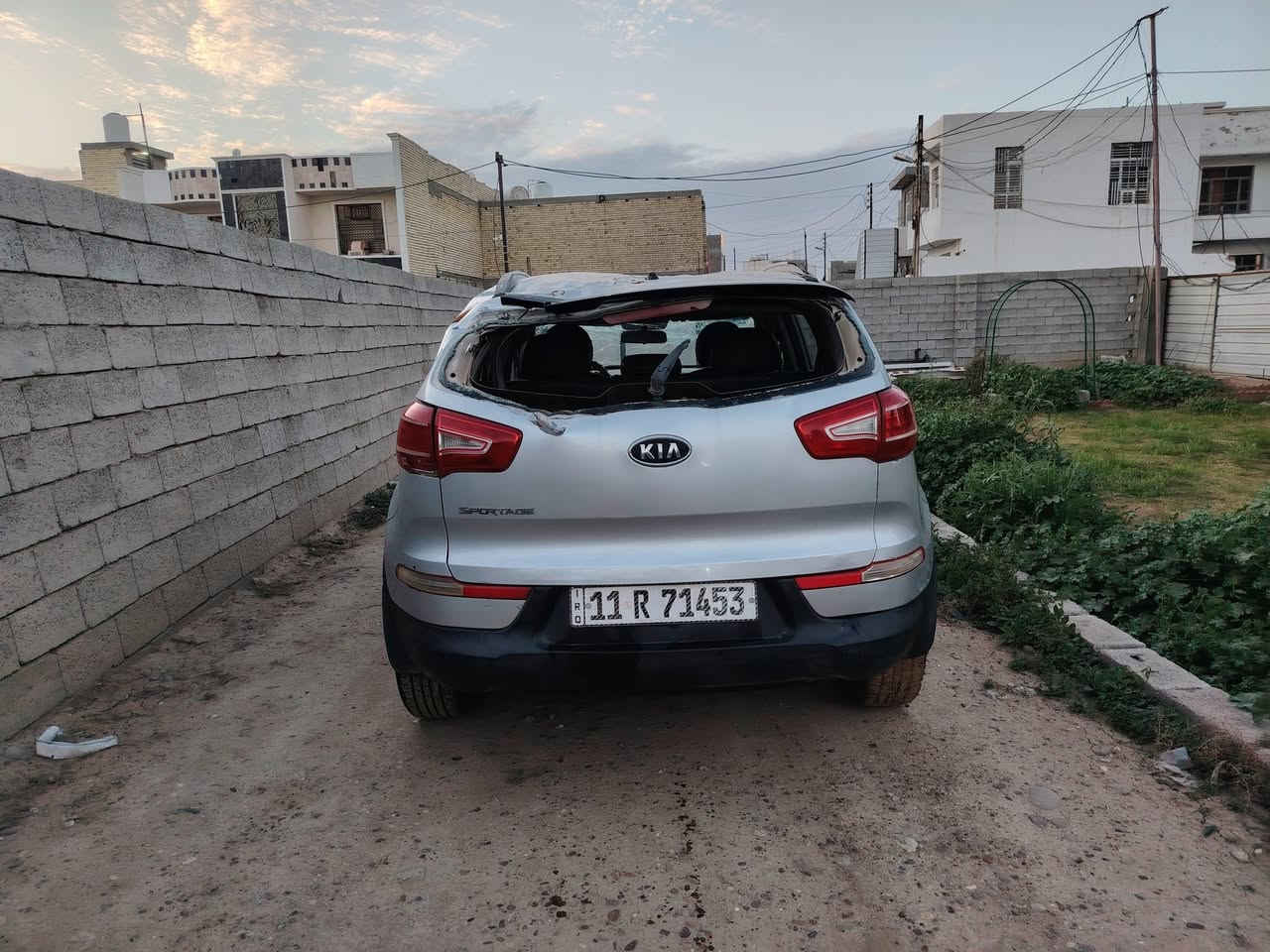 السلام عليكم للبيع كيا سبورتج خليجي موديل 2012رقم بغداد دولي تحويل مباشر ماشيه ١٨٠ كير محرك حداده كفاله السياره قبل الحادث كفاله عامه برغي مامفتوح بيها للبيع علئ حادثها الحالي السياره شغاله وتمشي لغود شواصي كفاله السياره مكلوبه  السعر مناسب جدآ للشراي للاتصال ***********مكاني بغداد اخوان رجاءآ الشراي يتصل علئ الخط الخاص مغلق
