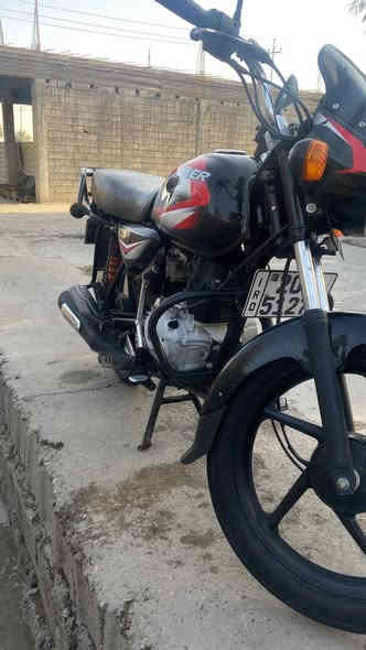 السلام عليكم 
دراجه بوكسر كلاسك موديل 2023 رقم ديالى نكليزي تحويل ثاني يوم دراجه كامله ما ناقصه اي شي مكفوله من التنقيص والتبخير ماشيه كلش قليل مصار شهر من اخذتها متروكة بلبيت
مكاني ديالى بعقوبه 
السعر مليونين و500 شراي تعال خاص او
اتصال ***********
